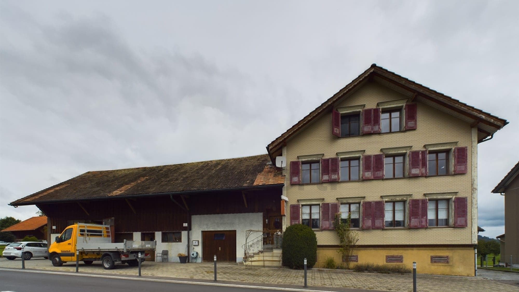 9 Zimmer-Haus mit Werkhof in Zuzwil
