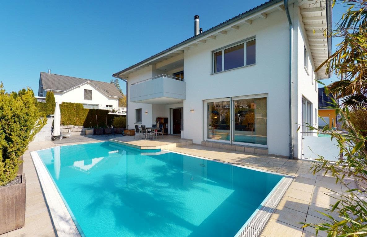 8.5 Zimmer-Haus mit beheiztem Aussenpool in Henau